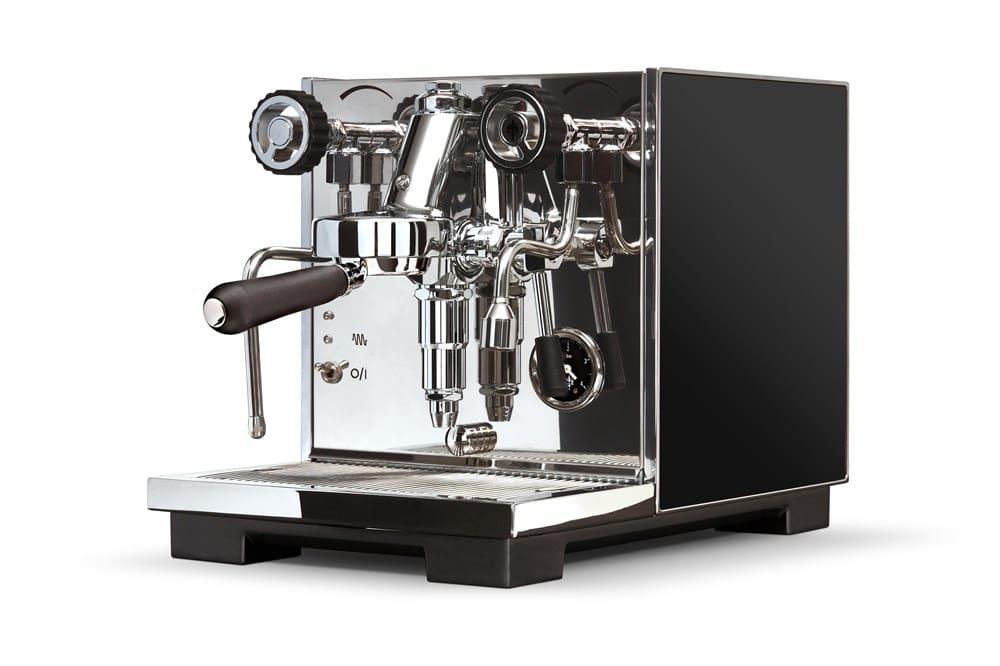 Strakke, moderne espressomachine met chromen en zwarte afwerking, geschikt voor professionele koffie