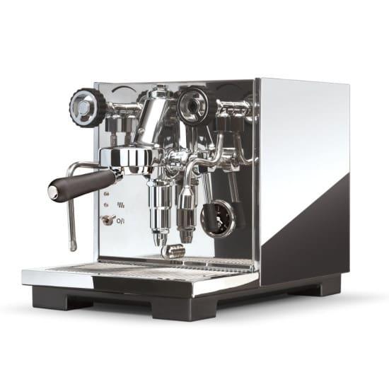 Glanzende roestvrijstalen espresso machine met hendel, stoompijp en zwarte details