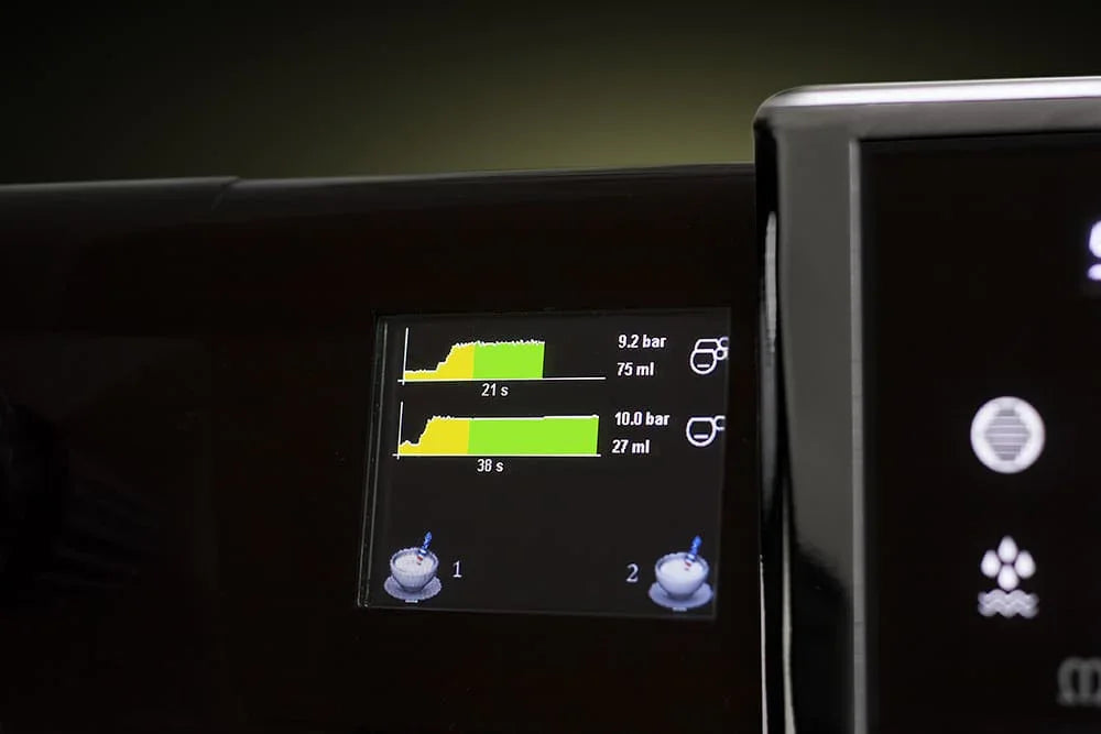 Display scherm van espressomachine toont druk (bar), volume (ml) en extractietijd (seconden) voor twee koffiekoppen