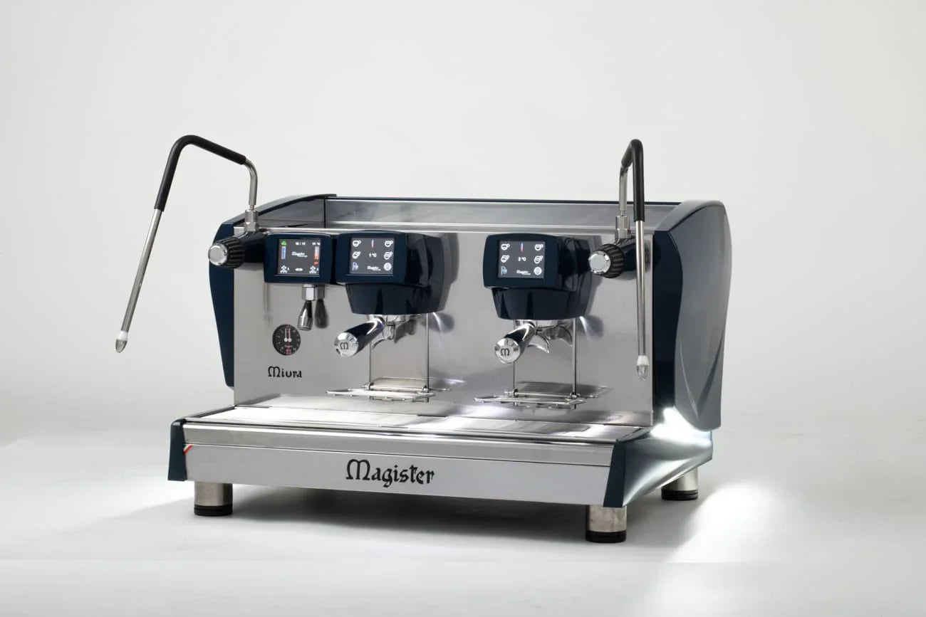 Moderne zilverkleurige Miura Magister espressomachine met twee groepskoppen en digitale schermen