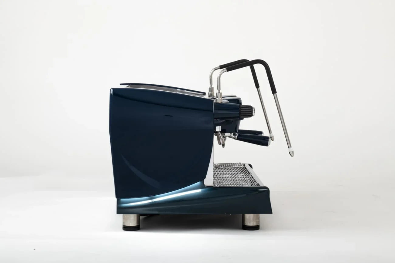 Blauwe professionele espressomachine zijaanzicht met dubbele stoompijp en RVS details