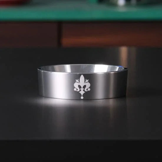 RVS dosing trechter Libra 22 voor barista accessoires, staand op zwarte oppervlakte bij Espresso Werkplaats