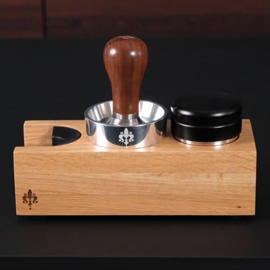 Espresso tamper met houten handvat en roestvrijstalen basis op houten standaard, barista accessoire